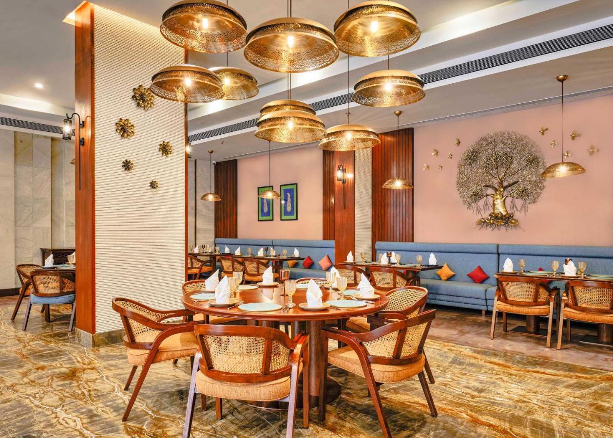 Vivanta Ahmedabad Sg Highway Exterior foto